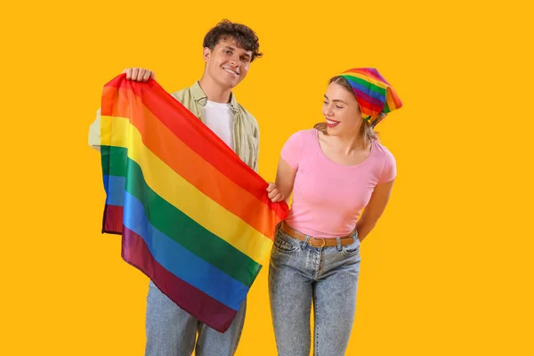 Casal Jovem Com Bandeira Lgbt Fundo Amarelo — Fotografia de Stock