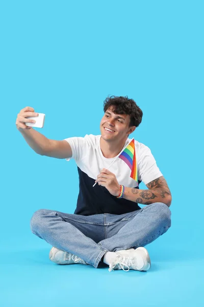 Ung Man Med Hbt Flagga Tar Selfie Blå Bakgrund — Stockfoto