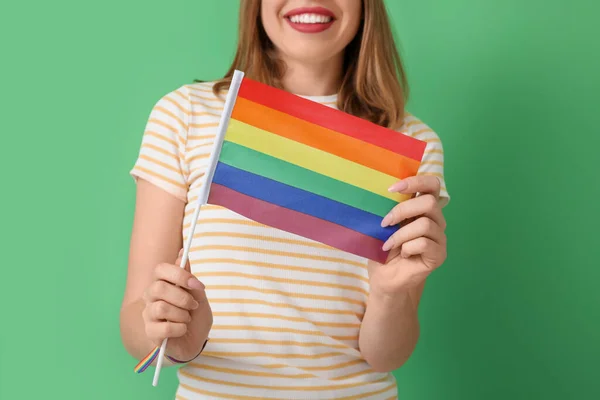 緑の背景にLgbtの旗を持つ若い女性 クローズアップ — ストック写真