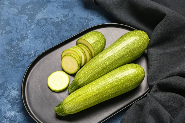 Tray Fresh Green Zucchini Blue Background — Stock Photo, Image
