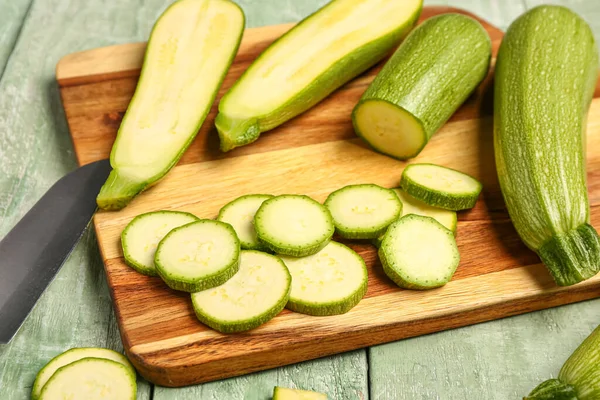 Board Slices Fresh Zucchini Green Wooden Background — Stock Photo, Image