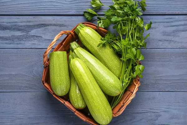 Wicker Korg Med Många Färska Gröna Zucchini Och Persilja Blå — Stockfoto