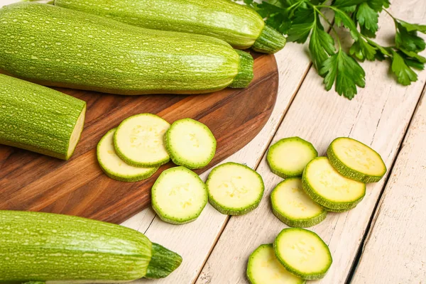 Tafel Mit Vielen Frischen Grünen Zucchini Und Petersilie Auf Weißem — Stockfoto