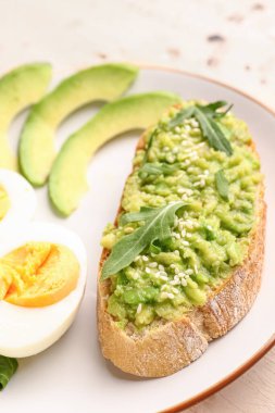Bir tabak lezzetli bruschetta, masada avokado, yakın plan.