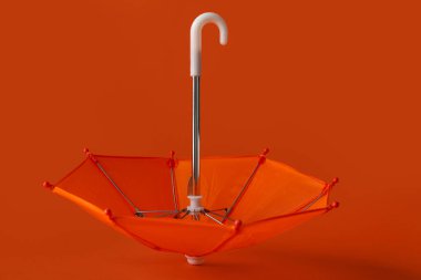 Kırmızı arkaplanda mini şemsiye