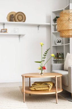 Oturma odasının iç tarafındaki kahve masasında harika bir ikebana var.