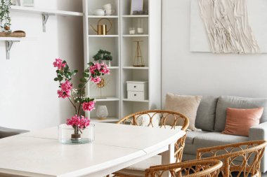 Yemek masasında güzel bir ikebana.