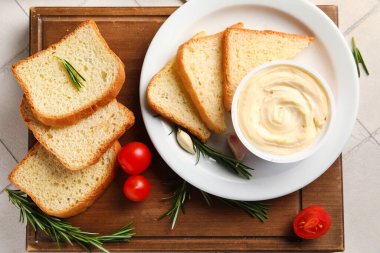 İşlenmiş peynir, tost ve sebzelerle dolu ahşap tahta tahta kaplama.