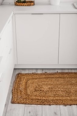 Mutfakta yerde hasır bir halı.