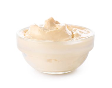 Beyaz arka planda lezzetli krem peynirli kase