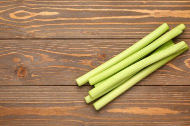 Ahşap arka planda taze pırasa