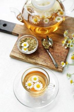 Hafif arkaplanda bir fincan sıcak papatya çayı