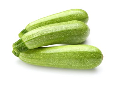 Beyaz arkaplanda taze yeşil kabak