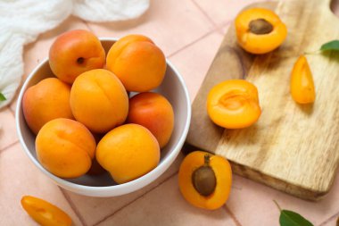 Pembe fayanslı taze kayısılar.