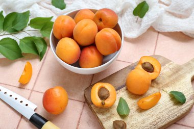 Pembe fayanslı taze kayısılar.