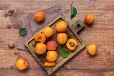 Ahşap masa üzerinde taze kayısı ile kurulu