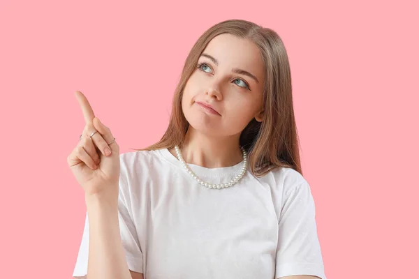 Young Woman Pointing Something Pink Background Closeup — Stock Photo, Image