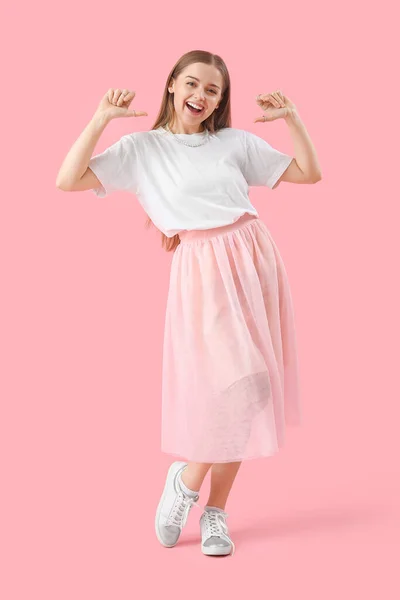 Femeie Tânără Tricou Arătând Spre Fundal Roz — Fotografie, imagine de stoc
