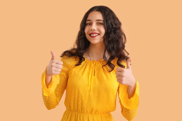 Teenage Girl Yellow Dress Showing Thumb Beige Background — Stock Photo, Image