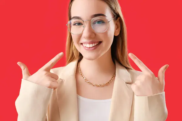 Young Businesswoman Pointing Her Smile Red Background Closeup — Stock Photo, Image