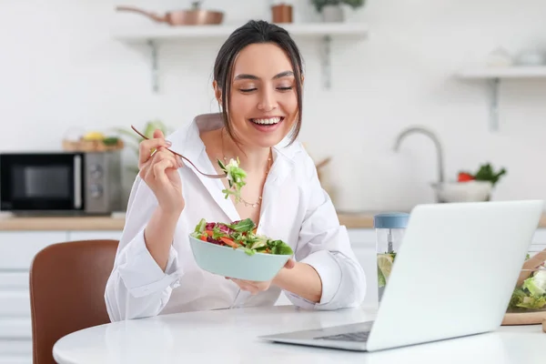 Jonge Vrouw Met Laptop Eten Groentesalade Aan Tafel Keuken — Stockfoto