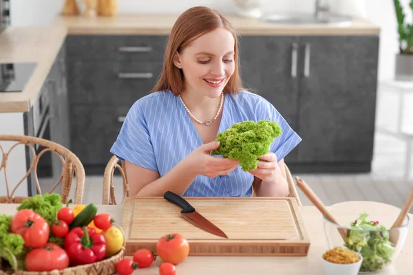 Mujer Joven Haciendo Ensalada Verduras Mesa Cocina —  Fotos de Stock