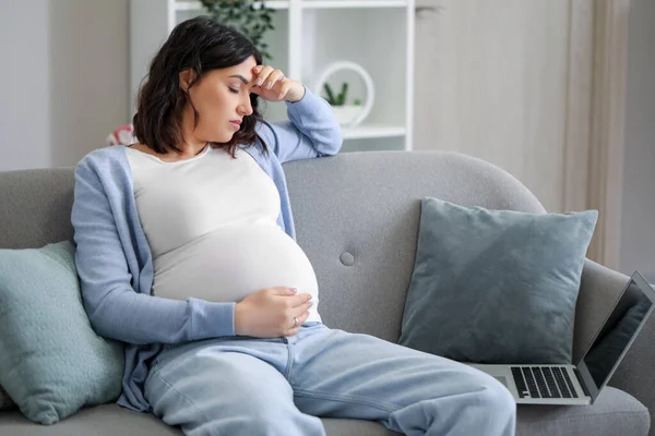 Κουρασμένη Νεαρή Έγκυος Γυναίκα Που Εργάζεται Φορητό Υπολογιστή Στο Σπίτι — Φωτογραφία Αρχείου