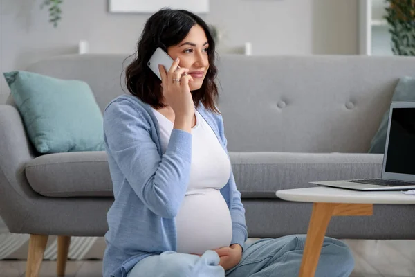 Работающая Беременная Женщина Разговаривает Мобильному Телефону Дома — стоковое фото
