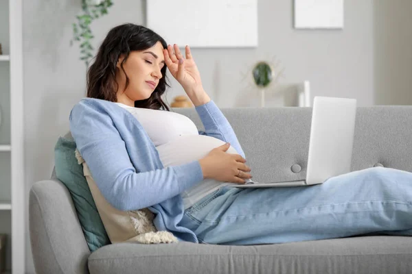 Mujer Embarazada Joven Cansada Trabajando Con Ordenador Portátil Sofá Casa — Foto de Stock