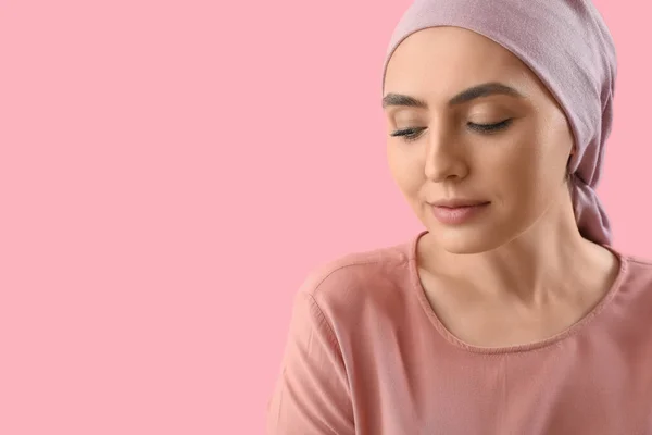Jonge Vrouw Chemotherapie Roze Achtergrond Close — Stockfoto