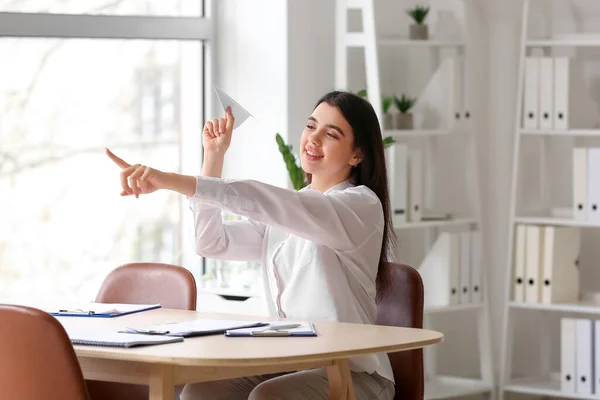 Young Businesswoman Paper Plane Pointing Something Office — Stock Photo, Image