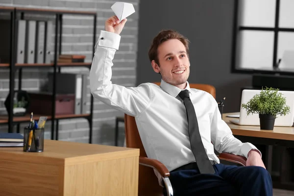 Junger Geschäftsmann Sitzt Mit Papierflieger Büro — Stockfoto