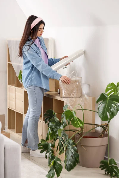 Mujer Joven Que Envuelve Caja Cartón Con Película Elástica Casa — Foto de Stock