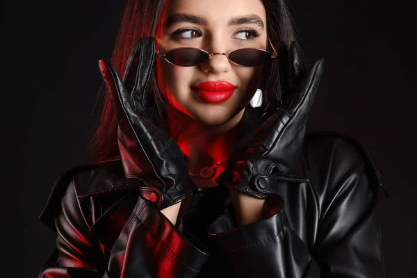 Atraktivní Mladá Žena Brýlích Kožených Rukavicích Tmavém Pozadí Detailní Záběr — Stock fotografie