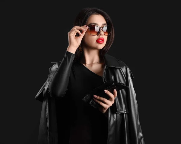 Stilvolle Junge Frau Mit Sonnenbrille Und Lederhandschuhen Auf Dunklem Hintergrund — Stockfoto