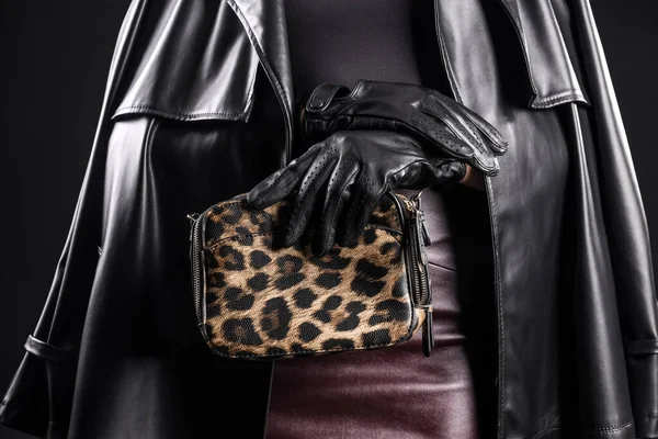 黒を基調としたバッグと革の手袋でスタイリッシュな若い女性は クローズアップ — ストック写真