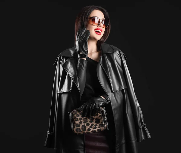 Stilvolle Junge Frau Lederhandschuhen Mit Tasche Auf Dunklem Hintergrund — Stockfoto
