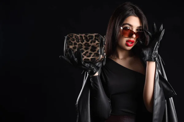 Stylish Young Woman Leather Gloves Bag Dark Background Closeup — Stock Photo, Image