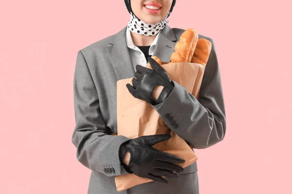 Snygg Ung Kvinna Läder Handskar Med Baguetter Rosa Bakgrund Närbild — Stockfoto