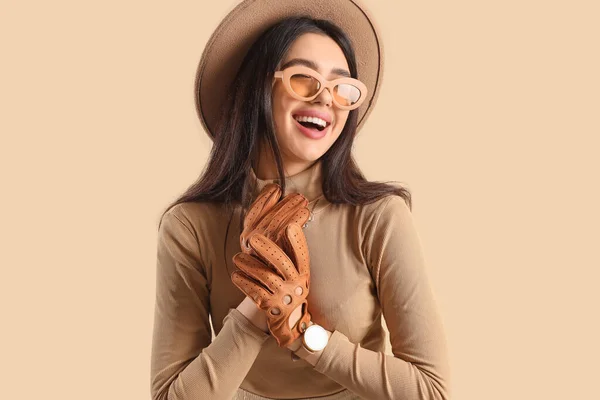 Stijlvolle Jonge Vrouw Zonnebril Leren Handschoenen Beige Achtergrond — Stockfoto