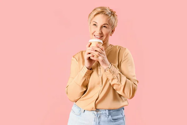 Сон Зрелой Женщины Чашкой Кофе Розовом Фоне — стоковое фото
