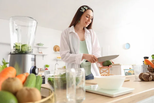 Junge Frau Schneidet Avocado Für Gemüsesaft Küche — Stockfoto