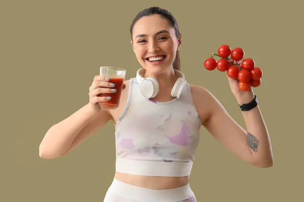 Αθλητική Νεαρή Γυναίκα Ένα Ποτήρι Χυμό Λαχανικών Και Ντομάτες Πράσινο — Φωτογραφία Αρχείου