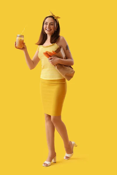 Jonge Vrouw Met Glazen Pot Groentesap Wortelen Gele Achtergrond — Stockfoto