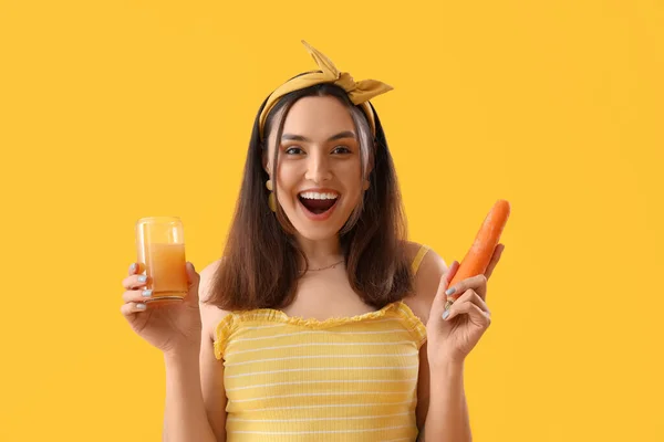 Молодая Женщина Стаканом Овощного Сока Морковью Желтом Фоне — стоковое фото
