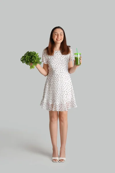 Jeune Femme Avec Verre Jus Légumes Persil Sur Fond Gris — Photo