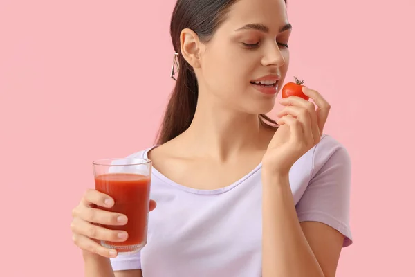 Jonge Vrouw Met Glas Groentesap Eten Tomaat Roze Achtergrond — Stockfoto