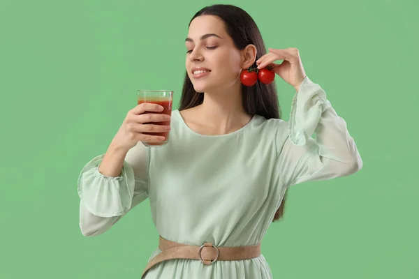 Νεαρή Γυναίκα Ένα Ποτήρι Χυμό Λαχανικών Και Ντομάτες Πράσινο Φόντο — Φωτογραφία Αρχείου