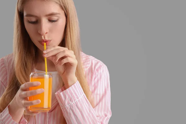Νεαρή Γυναίκα Πίνει Χυμό Λαχανικών Γκρι Φόντο Κοντινό Πλάνο — Φωτογραφία Αρχείου
