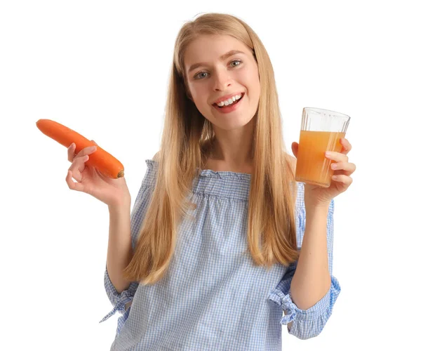 白い背景に野菜ジュースとニンジンのガラスを持つ若い女性 — ストック写真